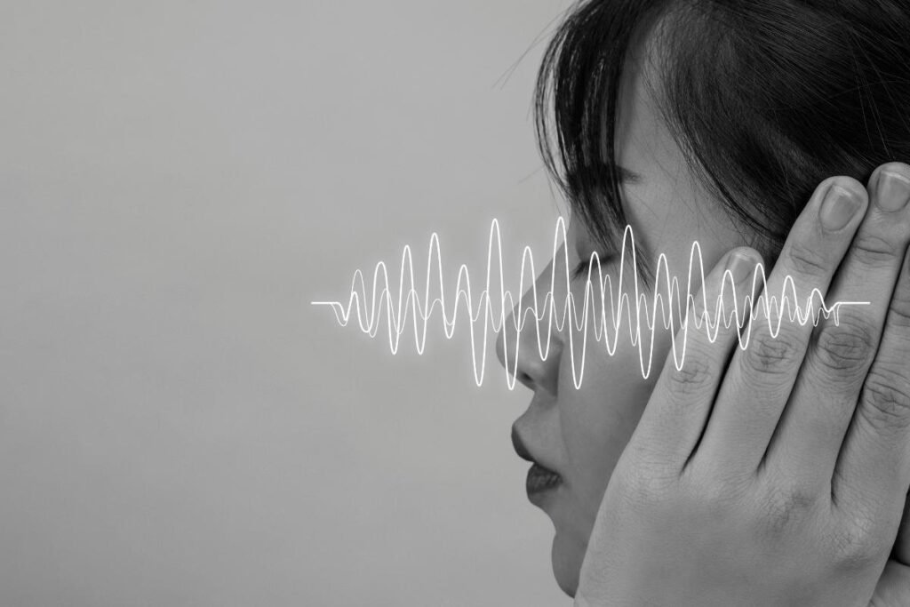 uma mulher ouvindo ondas sonoras, como as do Taos Hum
