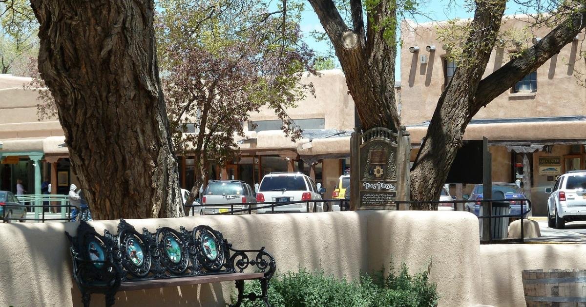 praça na cidade de Taos, Novo México, EUA
