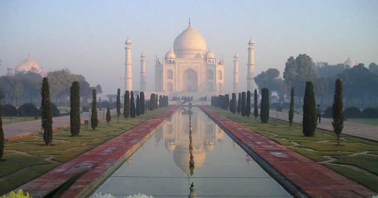 os magníficos jardins e a fachada do Taj Mahal