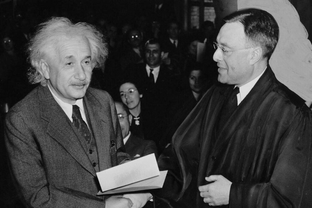 Albert Einstein recebendo um prêmio por seus feitos