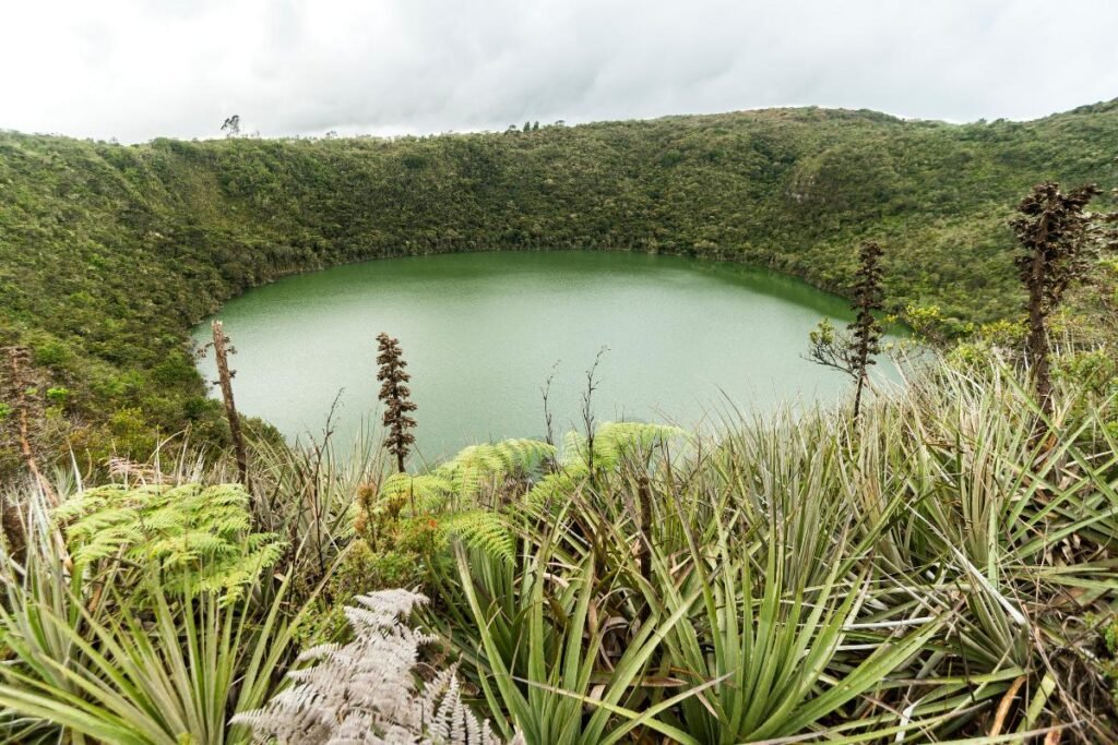 o lago Guatavita, em Bogotá, na Colômbia