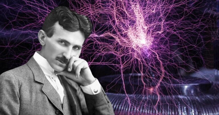 Nikola Tesla com sua bobina ao fundo