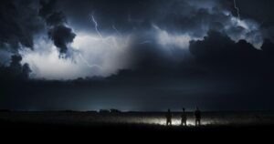 pessoas com lanternas em uma noite com relâmpagos