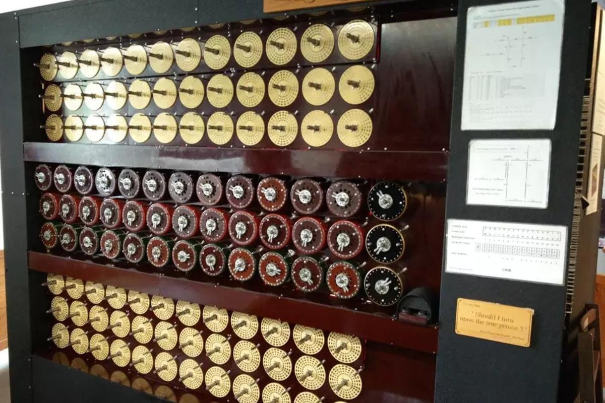 a máquina Bombe, criada por Alan Turing para criptografar mensagens alemãs durante a Segunda Guerra Mundial
