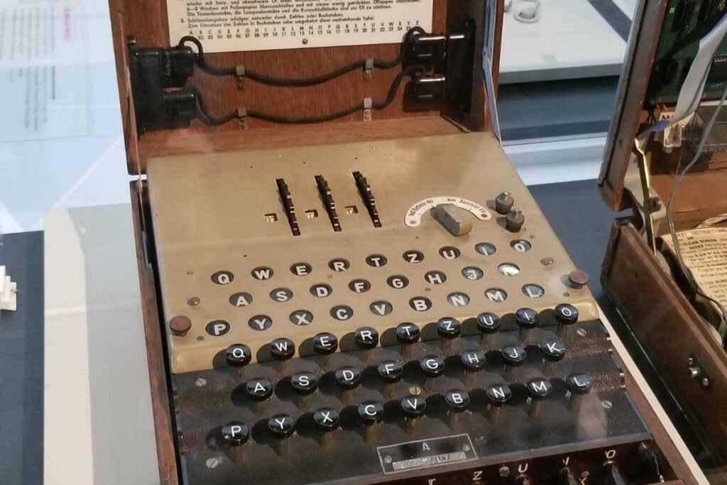 a máquina Enigma, utilizada pela Alemanha para codificar mensagens militares durante a Segunda Guerra Mundial