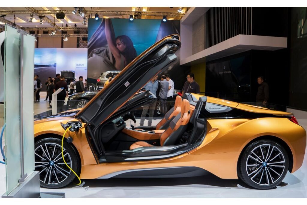 uma BMW elétrica tendo a sua bateria recarregada