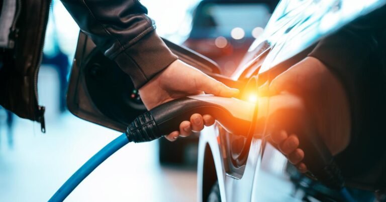 uma pessoa plugando um carregador em seu carro elétrico