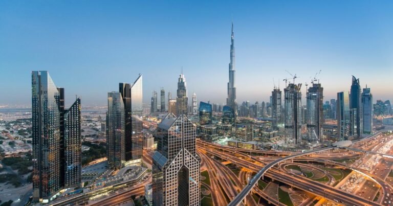 a famosa cidade de Dubai ao entardecer