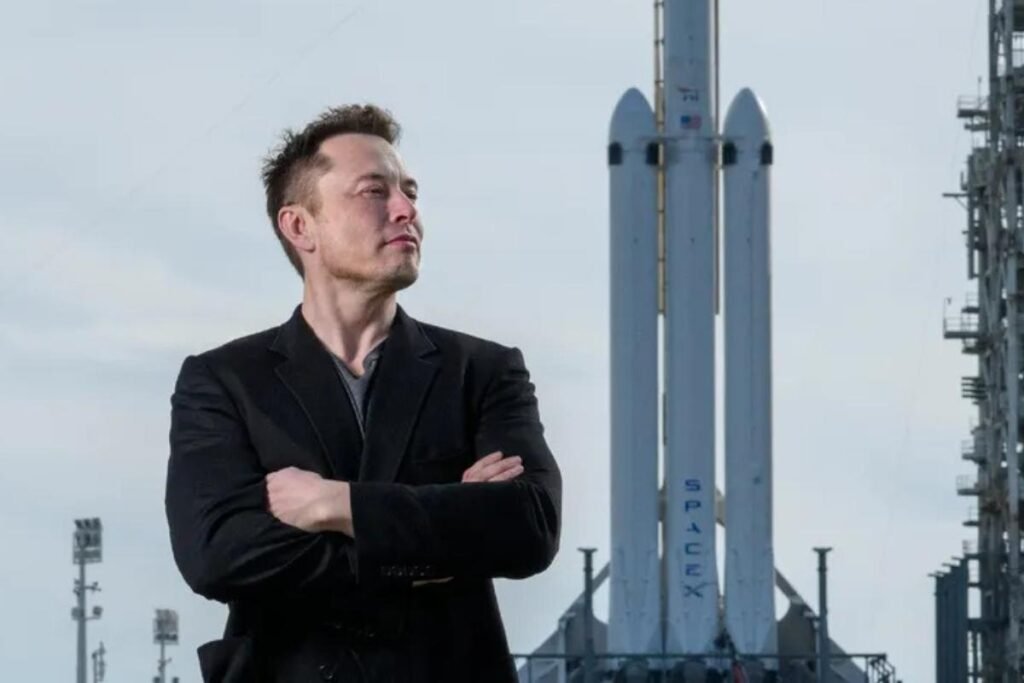 Elon Musk próximo a um foguete da SpaceX