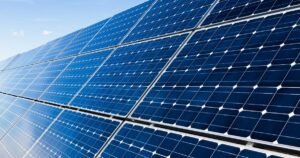 tecnologia sustentável com uma usina de painéis solares