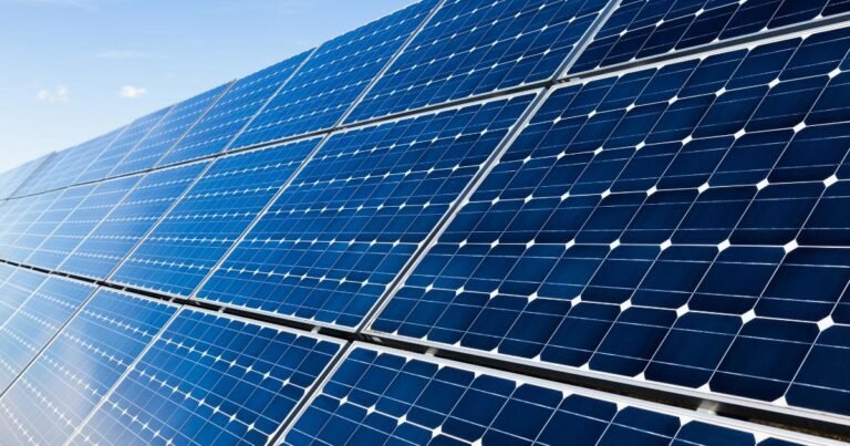 tecnologia sustentável com uma usina de painéis solares