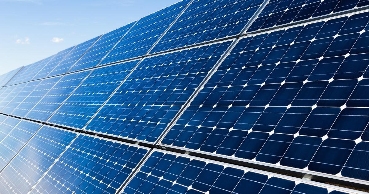 tecnologia sustentável com uma usina de painéis solares