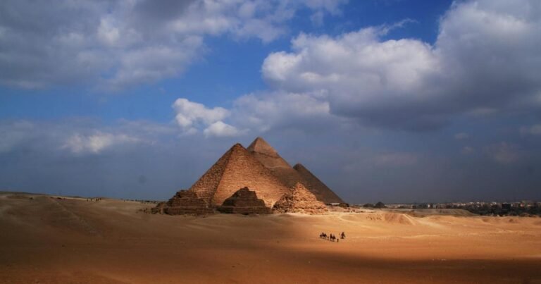 deserto com as três Pirâmides de Gizé