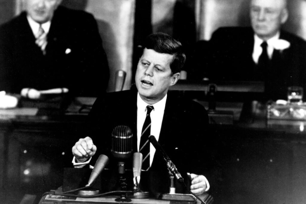 John Kennedy discursando no congresso nacional, em 1965