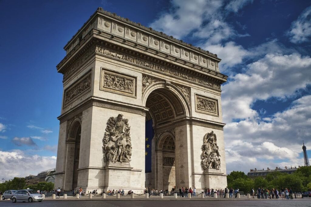 o famoso Arco do Triunfo, localizado na Praça da Estrela, em Paris