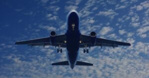 um avião comercial, com trem de pouso pronto para aterrissagem