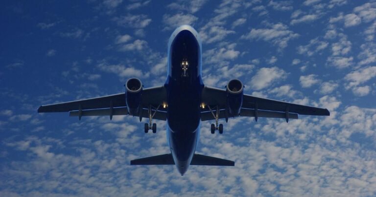 um avião comercial, com trem de pouso pronto para aterrissagem