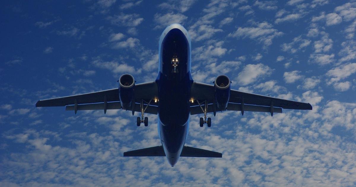 um avião comercial, com trem de pouso pronto para aterrissagem