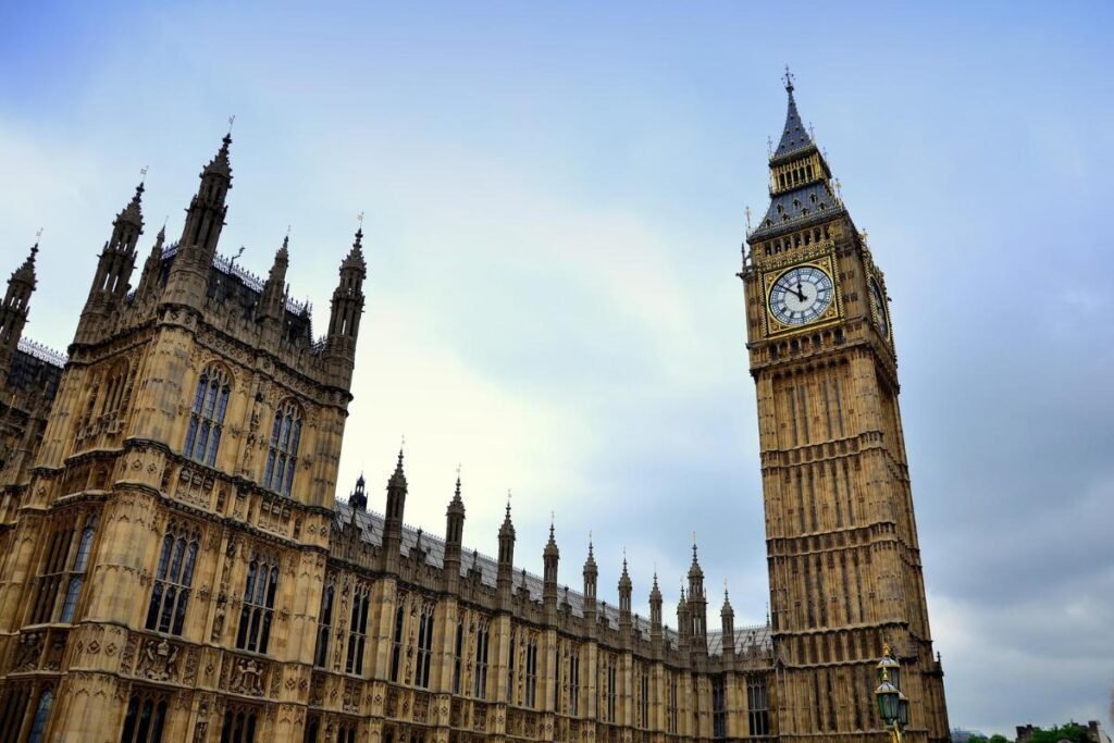o tradicional Big Ben e o Palácio de Westminster