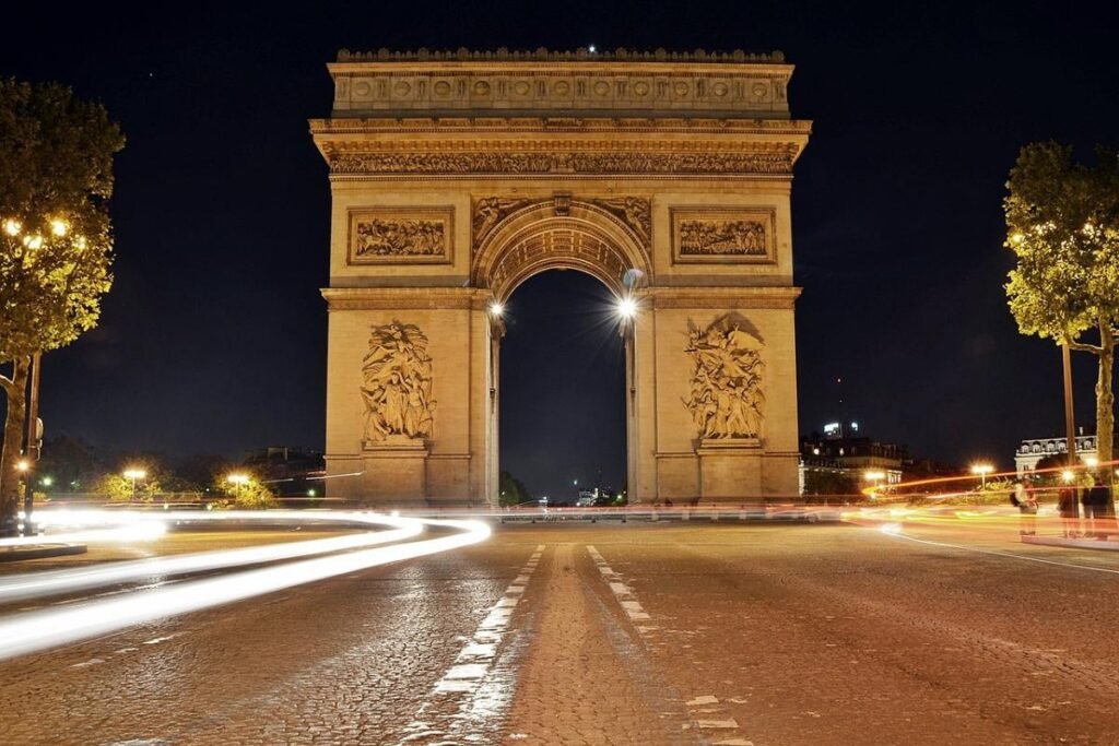 a avenida Champs-Élysées passando pelo Arco do Triunfo