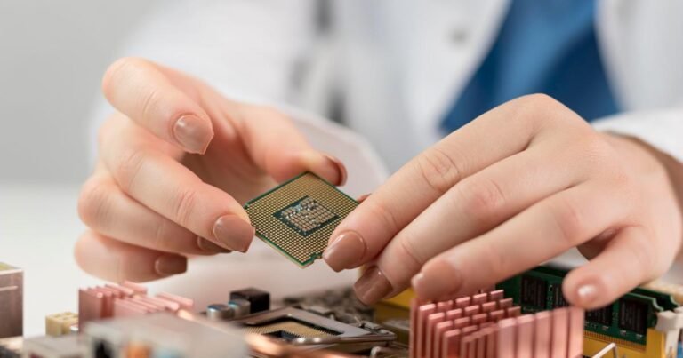 chip sendo instalado em uma placa
