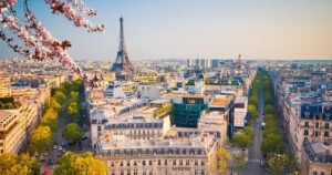 panorama da cidade de Paris, com a Torre Eiffel ao fundo