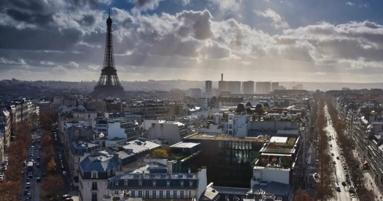 panorama da cidade de Paris, com a Torre Eiffel ao fundo