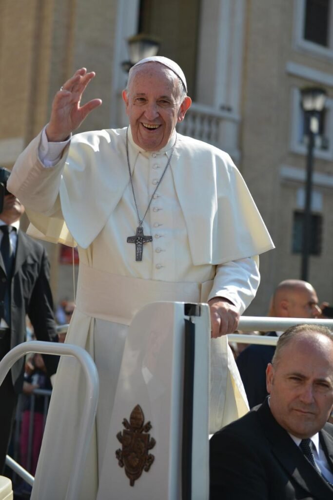 Papa Francisco, no papamóvel, acenando para a multidão