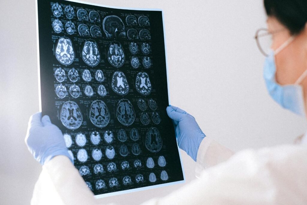 médico analisando uma tomografia