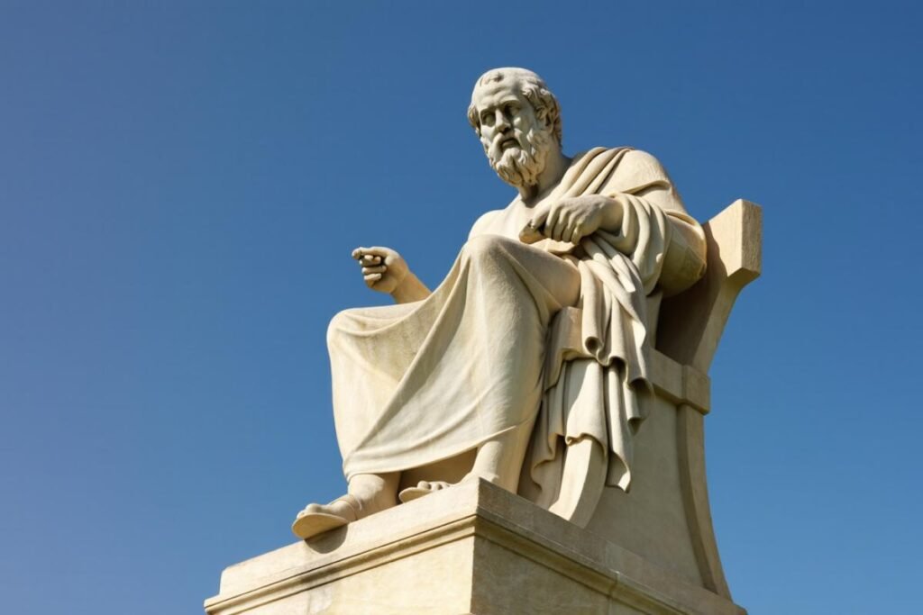 estátua de Sócrates, o pai da filosofia, sentado em um banco