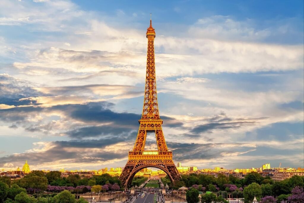 a Torre Eiffel em meio a cidade de Paris