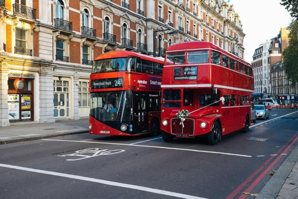 os famosos ônibus vermelhos do transporte público londrino