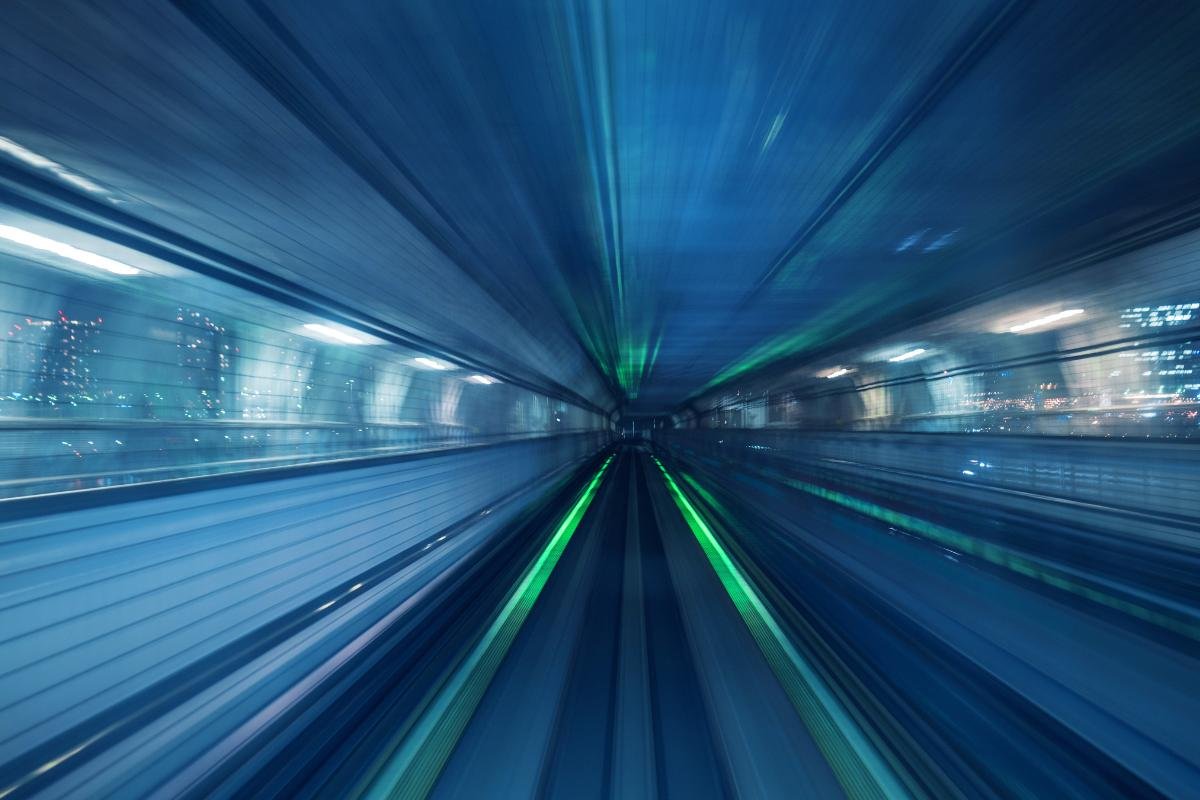 visão interna de um trem automático em movimento, na cidade de Tóquio
