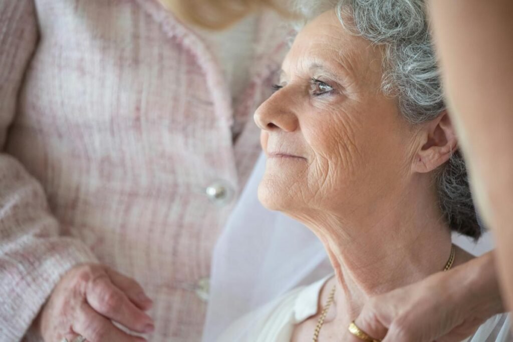 uma mulher de idade avançada, com alzheimer