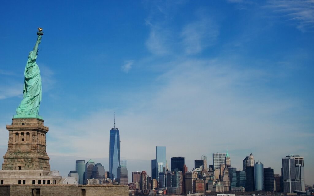 Estátua da Liberdade com Vista para o Horizonte de Manhattan em Nova Iorque