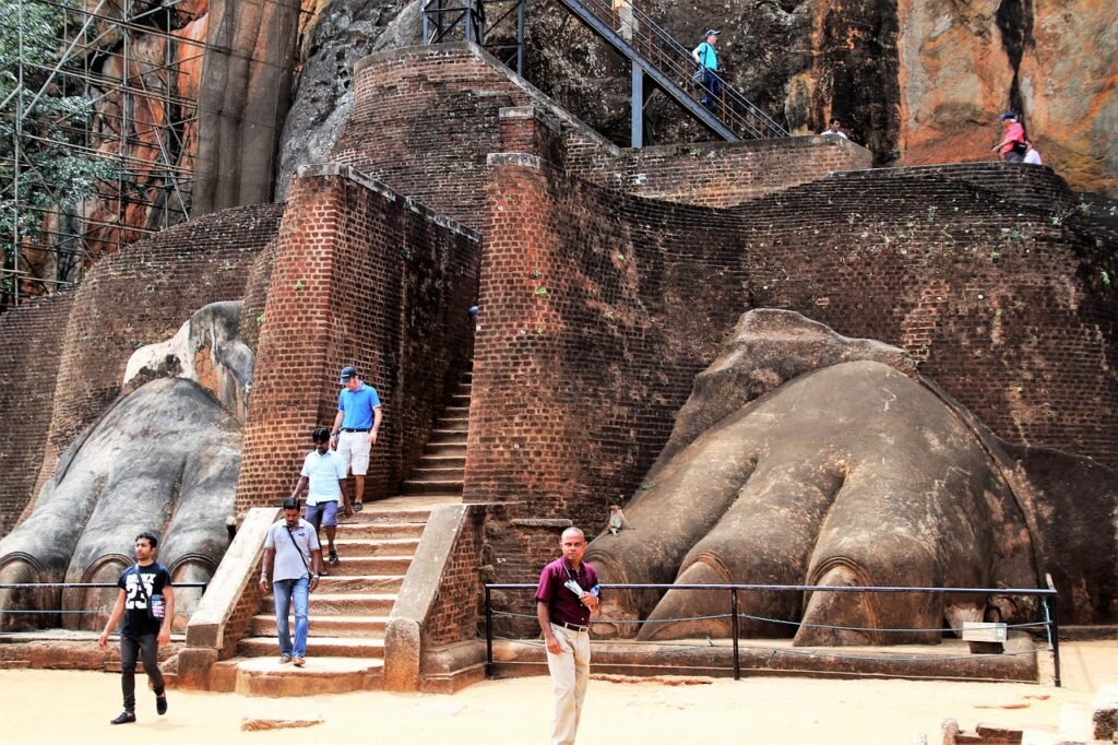 as gigantes patas de leão em escadaria de Sigiriya