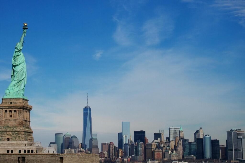 Estátua da Liberdade com vista para o horizonte de Manhattan, em Nova Iorque