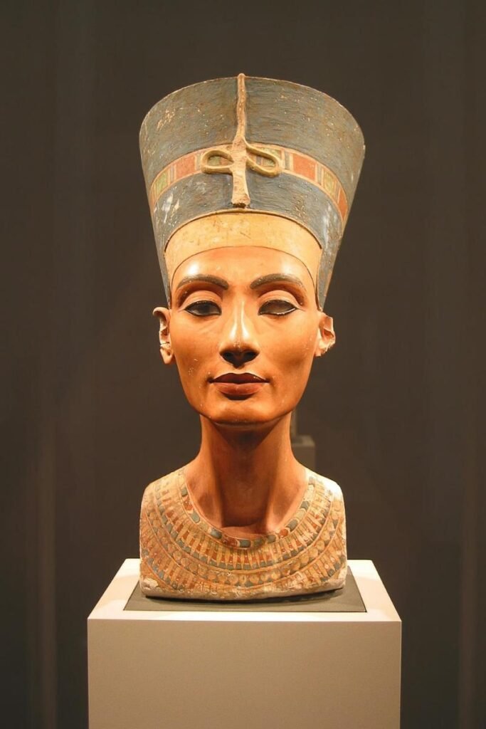 o famoso busto da Rainha Nefertiti, encontrado em amarna, Egito, exposto em Berlim