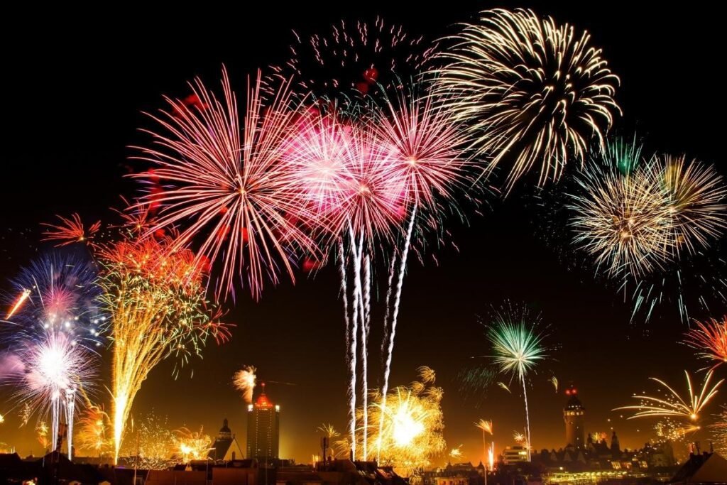 bela exibição noturna de fogos de artifício coloridos no céu, uma popular aplicação da pólvora