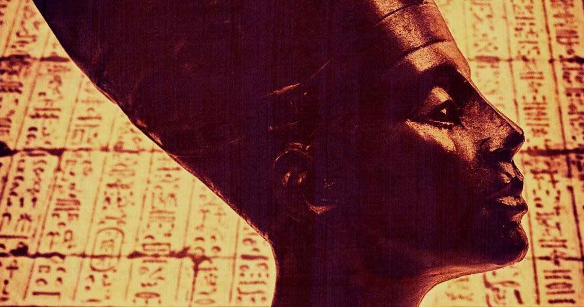 ilustração do busto de Nefertiti em perfil com fundo de hieróglifos egípcios antigos.