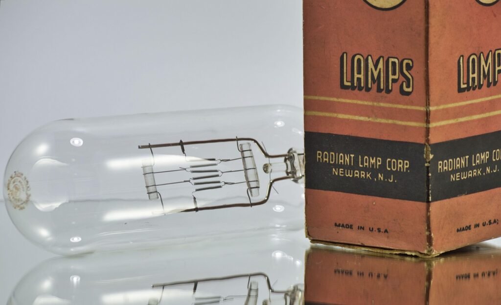 a invenção da lâmpada elétrica incandescente
