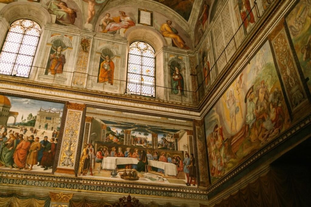 o interior adornado da capela sistina, local onde acontece o conclave