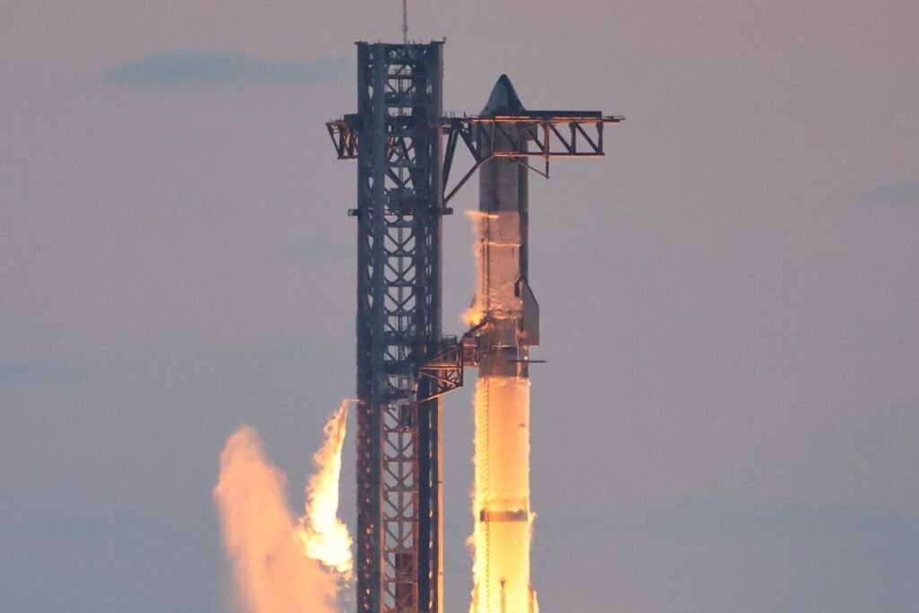 Starship na plataforma de lançamento com seus propulsores acionados