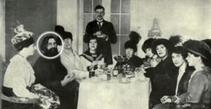 Rasputin com várias pessoas à mesa