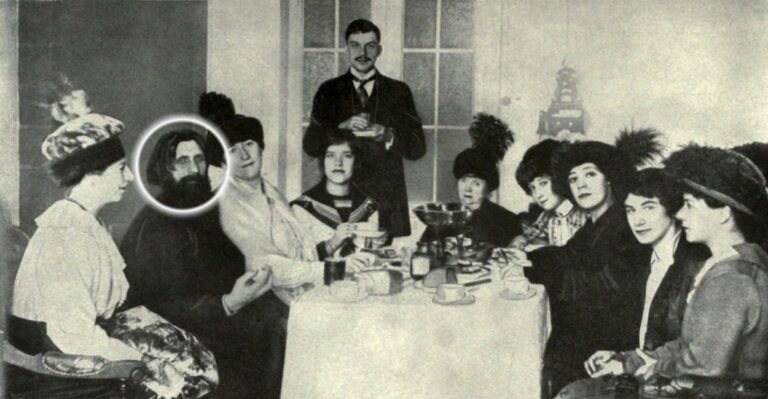 Rasputin com várias pessoas à mesa